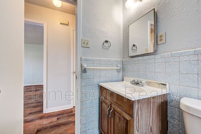 Building Photo - 412 Monroney Dr