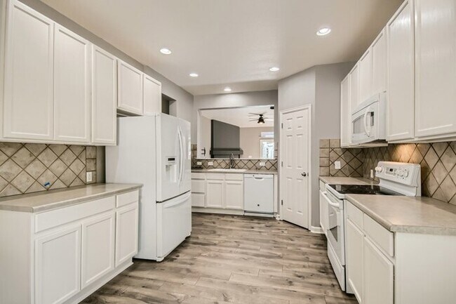 Foto del edificio - 12195 Adams St, Thornton, CO, 80241