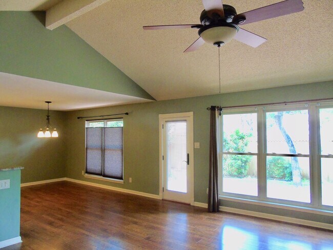 Foto del edificio - Beautifully remodeled 1 story in Northwood!