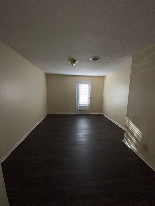Building Photo - Ready for move in!