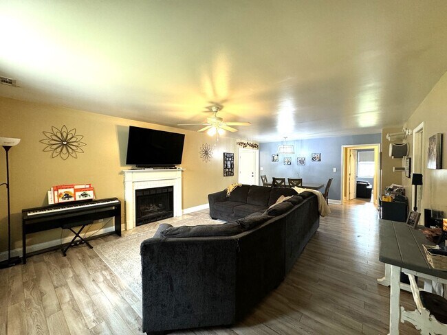 Building Photo - 4 Bedrooms/2 Bath Ranch Home!