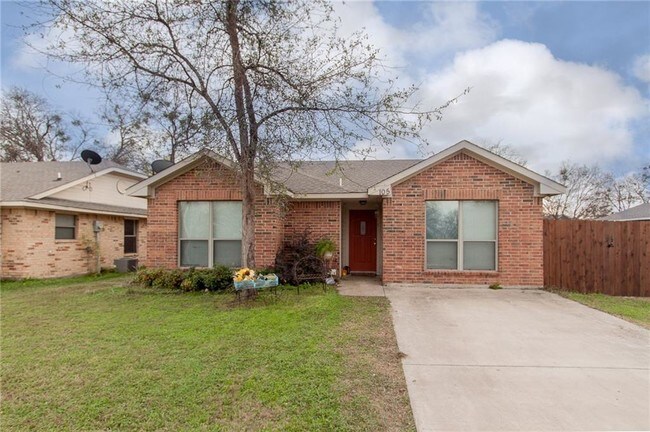Building Photo - 105 S Pecan St