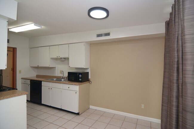 Building Photo - Charming 4 Bedroom 2 Bath Home! Great East...