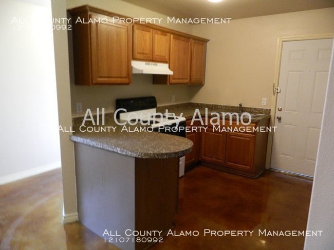 Building Photo - 3 bed 1 bath duplex