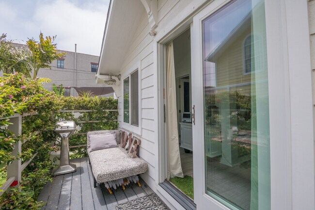 Building Photo - 446 Sherman Canal