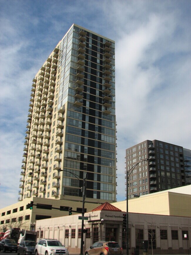 Building Photo - 1212 N La Salle Dr