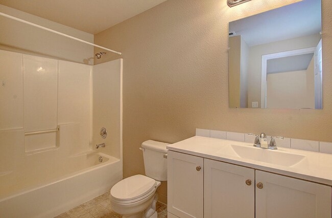 Foto del edificio - WOODLAND 3 BEDROOM, 3 BATH BEAUTY!