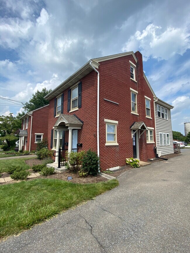 Side - 18 N Decatur St