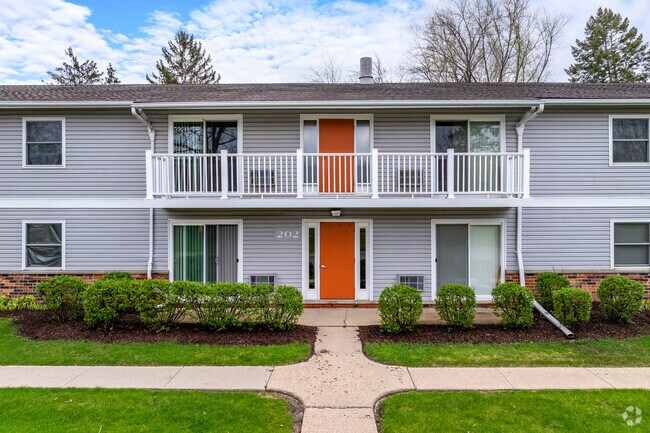 Entrada - Monona Village Apartments