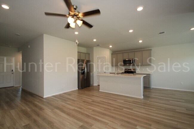 Foto del edificio - Spacious Open-Concept 3 Bedroom Home with Split Floor Plan