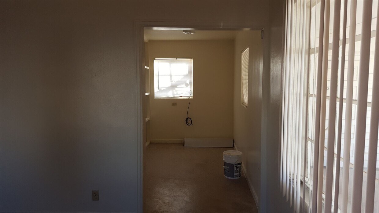 Building Photo - 2 br, 1 bath House - 1610 West Walnut
