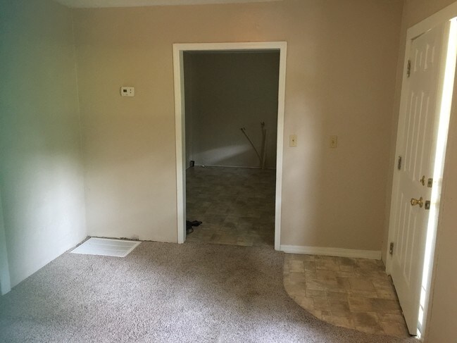 Building Photo - 216 Woodside Ln