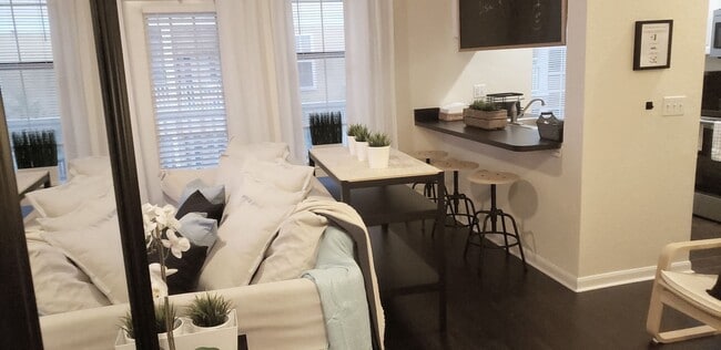 Building Photo - Furnished Pool View Condo x Rent @ Park No...