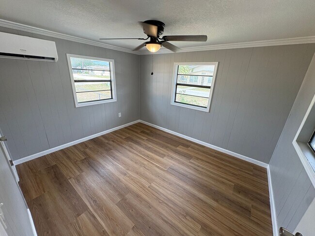 Building Photo - 2 Bed 1 Bath Single Family w/ Fenced Backyard