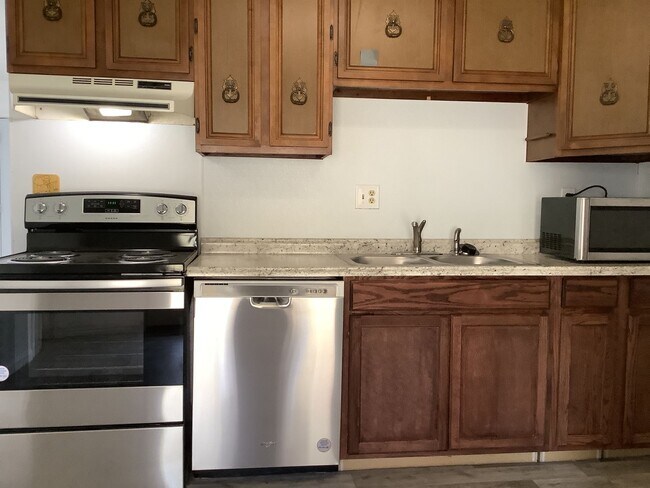 Building Photo - Newly Renovated - 3 Bed/2 Bath Townhouse -...