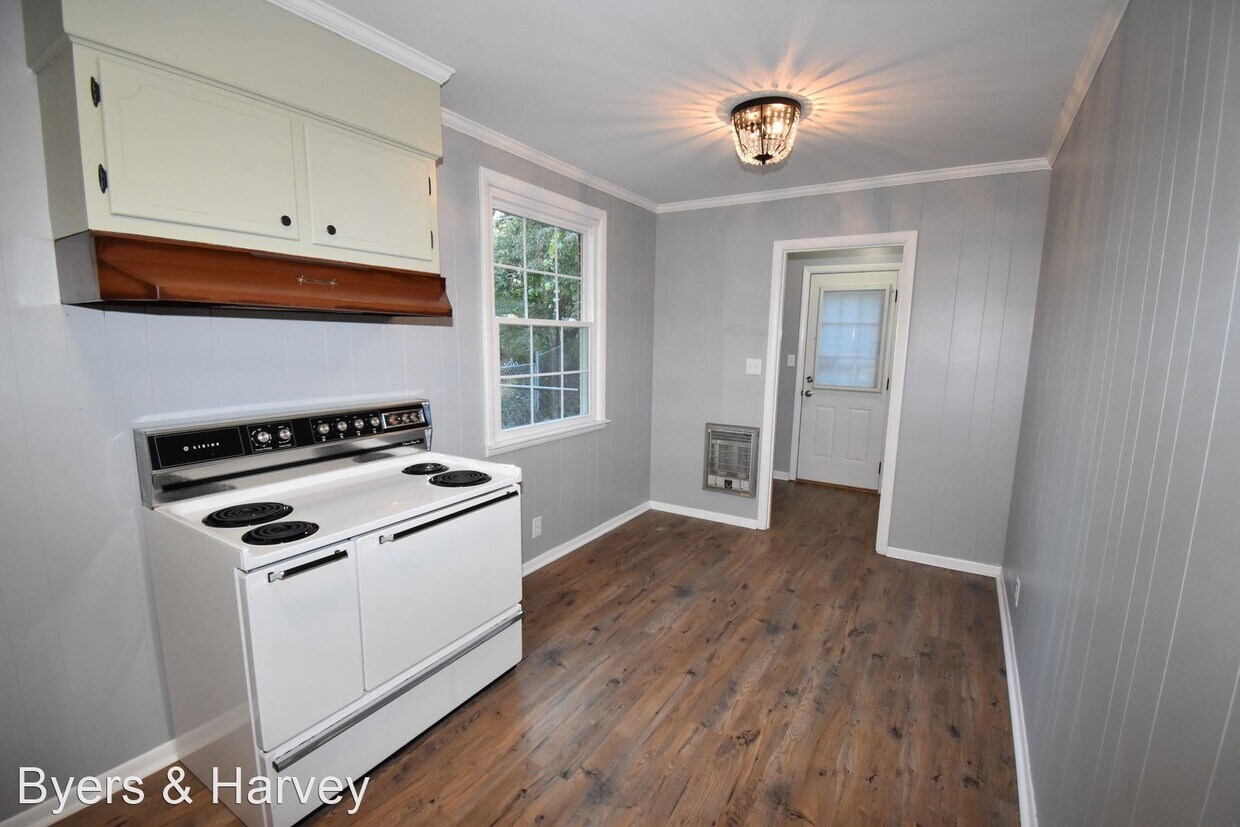 Foto principal - 3 br, 1 bath House - 330 Crest Drive