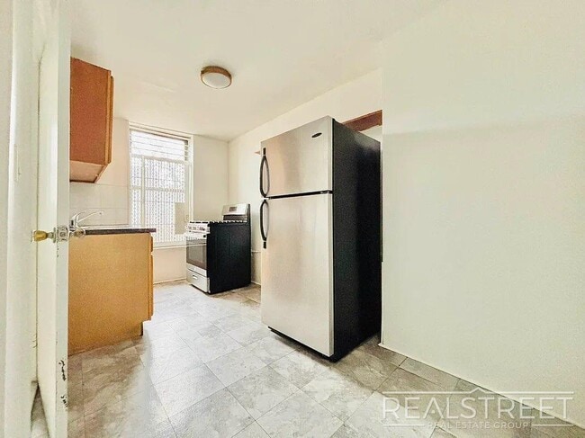 Foto del edificio - Rare Deal for a Spacious 2-Bedroom in Prime Bushwick with Gorgeous Views Overlooking Maria Hernandez