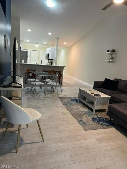 Building Photo - 4950 Deerfield Way