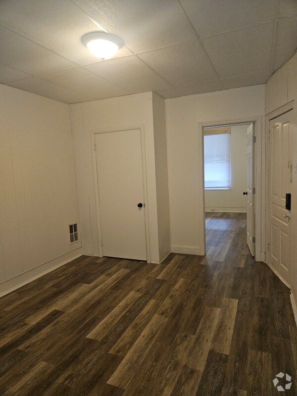 Building Photo - 1121 W Poplar St