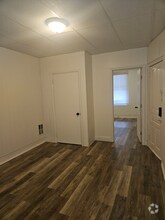 Building Photo - 1121 W Poplar St