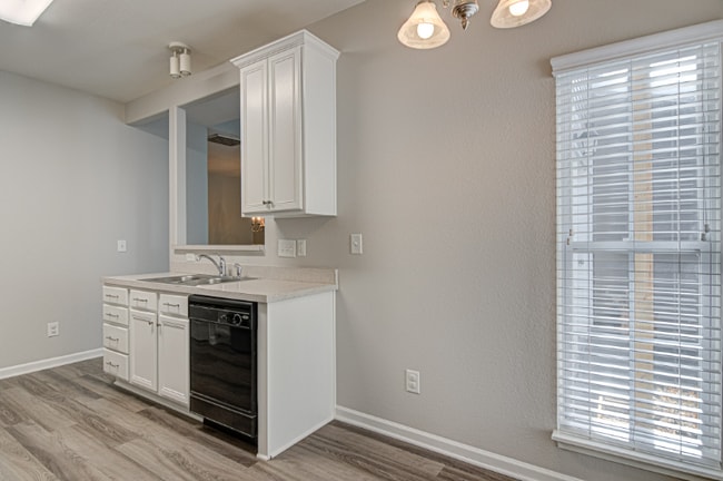 Foto del edificio - 5972 Hollow Wood Ct