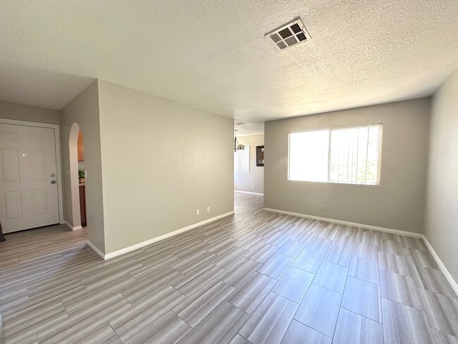 Foto del edificio - 1814 N Decatur Blvd
