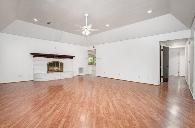 Foto del edificio - Section 8 Welcomed! Spacious 4-Bed Home w/...