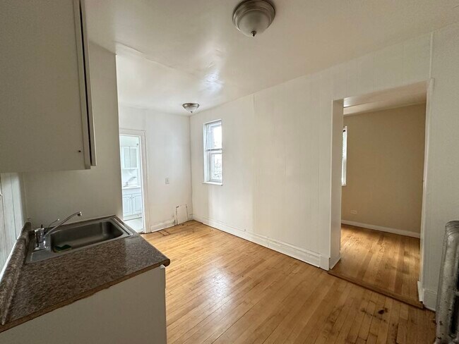 Foto del edificio - 4409 N Kenneth Ave