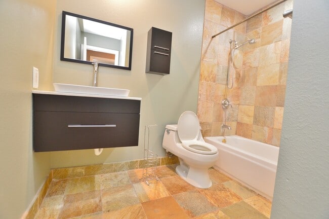 Building Photo - Upgraded Hampton Court Townhome in Mililan...