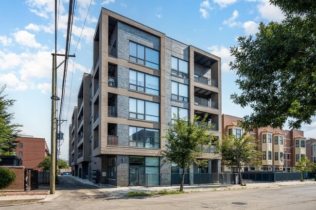 Building Photo - 2342 W Adams St