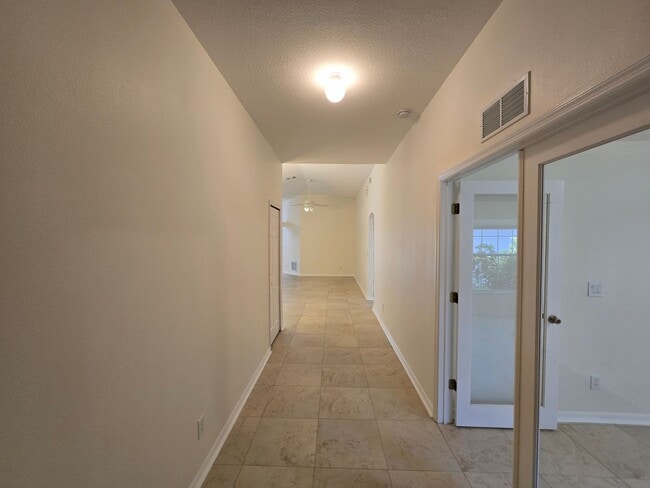 Foto del edificio - 4 Bedroom 2 Bathroom in Waterford Lakes