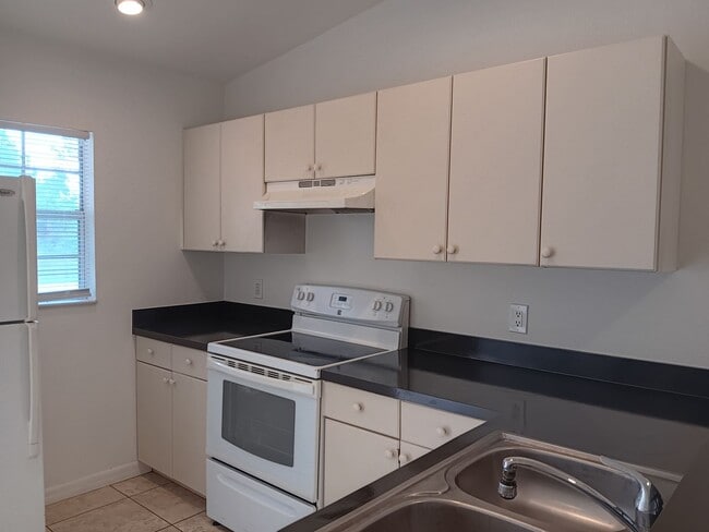 Building Photo - 3 BED 2 BATH DUPLEX FOR RENT