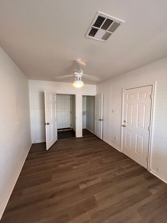 Building Photo - New flooring and paint 3 bedroom home.  Hu...