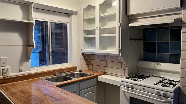 Kitchen sink - 1472 Silverwood Dr