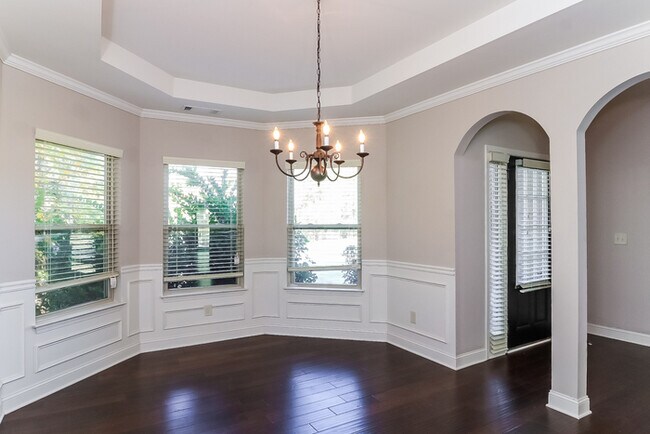 Building Photo - Wonderful 5 Bedroom Home!!