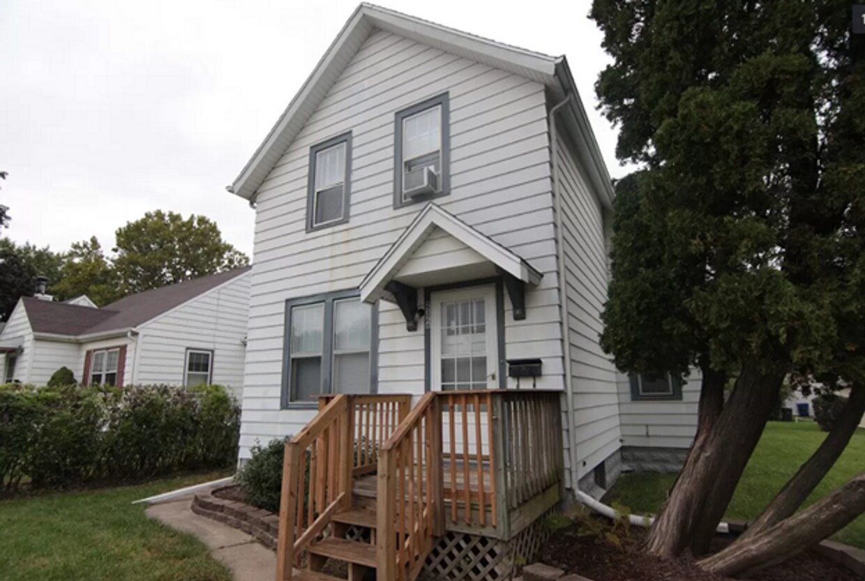 Primary Photo - 3 Bedroom 1 Bath House in Davenport