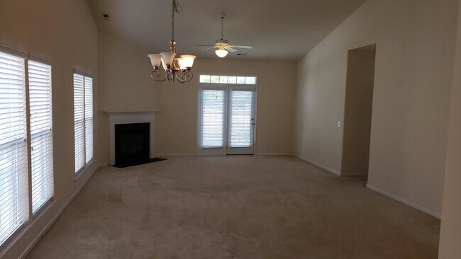 Foto del edificio - 5971 Hollow Wood Ct