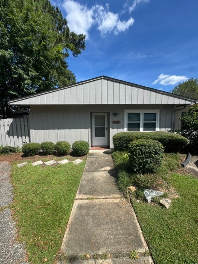 Building Photo - 180 SE Villas Ct