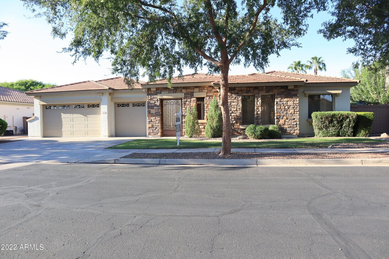 Primary Photo - 860 W Macaw Dr