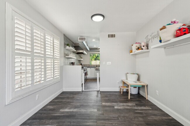 Foto del edificio - 438 E Larkspur Ln