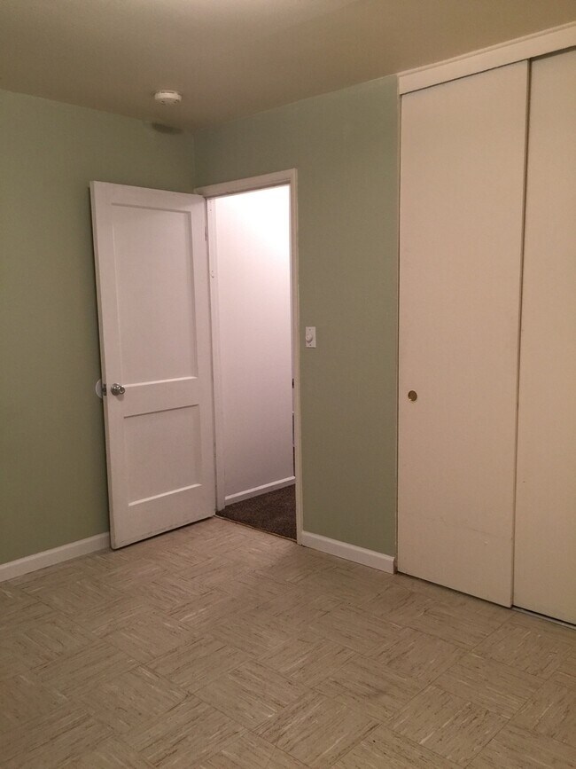 Building Photo - 3 bedroom home with fenced yard