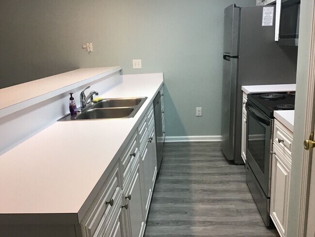 Building Photo - Golf Course View From This One Bedroom Con...