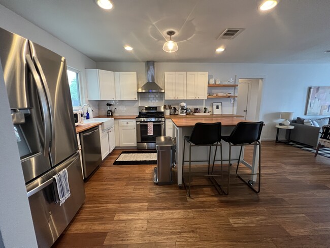 Foto del edificio - 4502 Leslie Ave