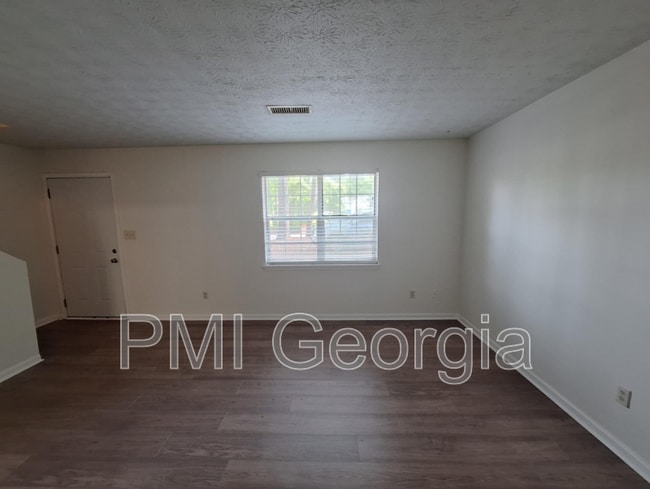Building Photo - 6562 Carriage Ln
