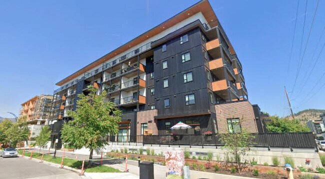 Building Photo - 660 Cawston Av