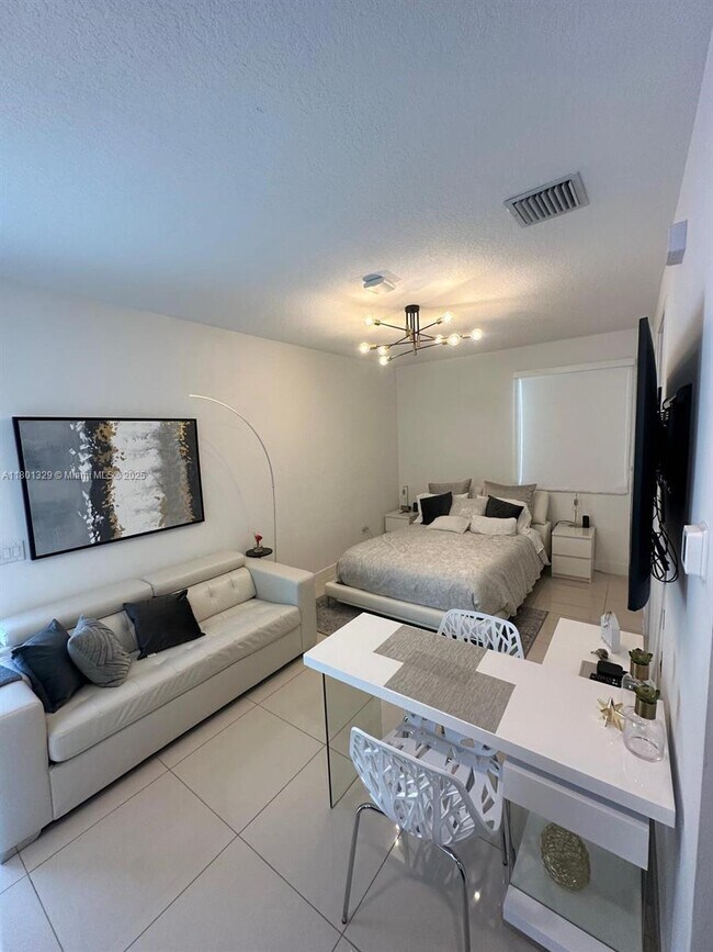 Foto del edificio - 6683 NW 103rd Pkwy