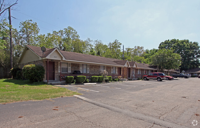 Building Photo - Town and Country Crossing