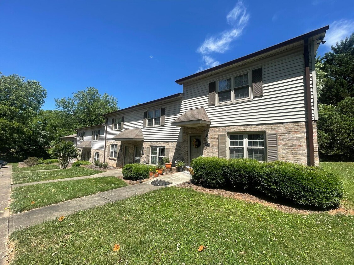 Primary Photo - Beautiful 2-Bedroom Townhome in a Prime Lo...