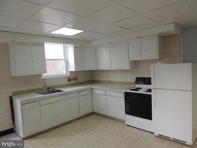 Building Photo - 213 W Baltimore Ave