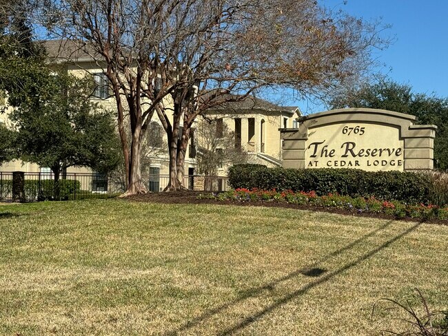 Foto del edificio - 6765 Corporate Blvd